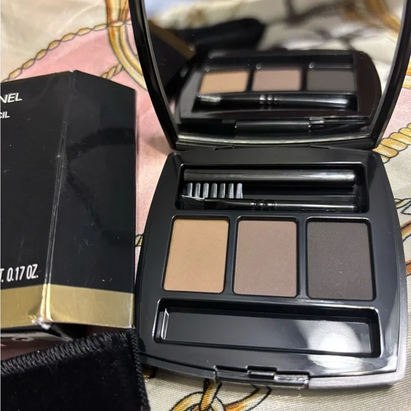 Brand New CHANEL Le Sourcil Eyebrow Compact in Black case - Picture 3 of 5